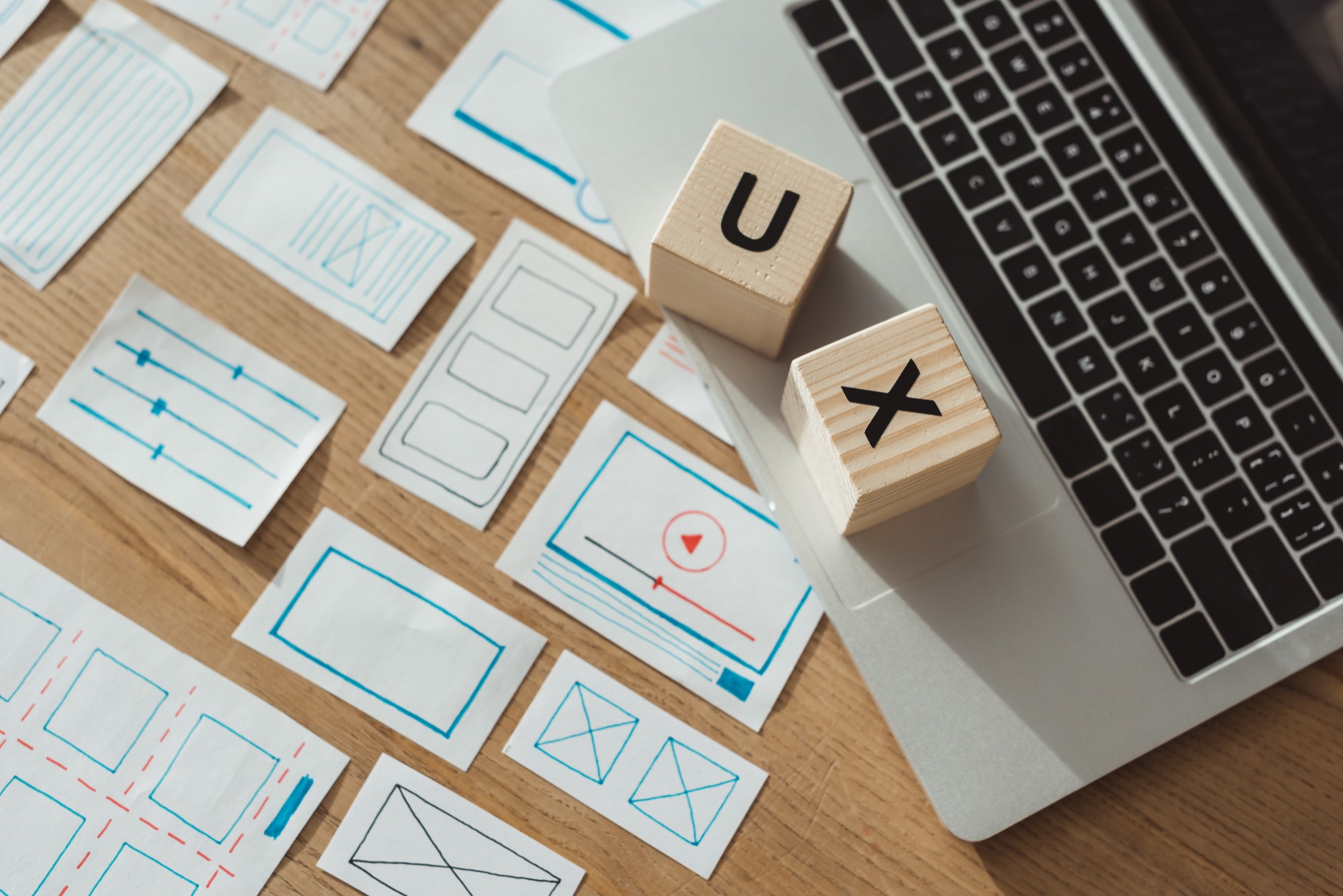 Diseñador trabajando en la experiencia de usuario de una interfaz digital